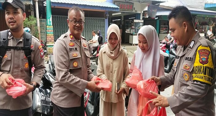Kapolsek Balai Karimun Bagikan Nasi Bungkus Kepada Warga