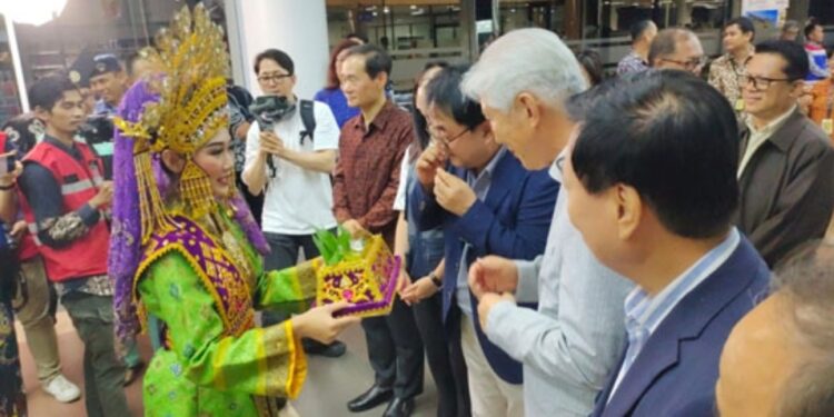 189 Turis Asal Korea Selatan Tiba di Batam Gunakan Pesawat Jeju Air