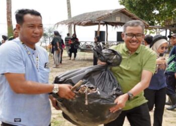 Berikan Edukasi dan Motivasi Masyarakat, Jefridin Gencar Membersihkan Sampah