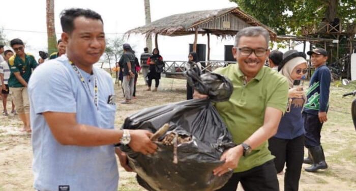 Berikan Edukasi dan Motivasi Masyarakat, Jefridin Gencar Membersihkan Sampah