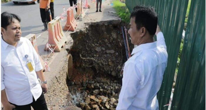Gerak Cepat Rudi Benahi Jalan Ambrol di Tembesi