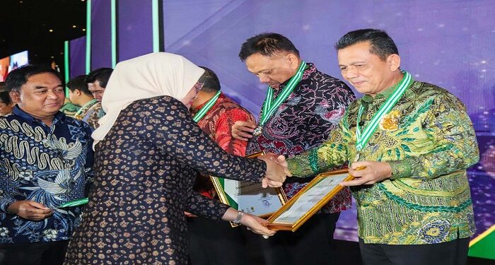 Gubernur Ansar Terima Penghargaan Pembina K3 Terbaik dari Menteri Ketenagakerjaan RI