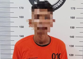 Santai Minum Air Kelapa, Pengedar Sabu Ini Ditangkap Polisi di Perum Hangtuah IV