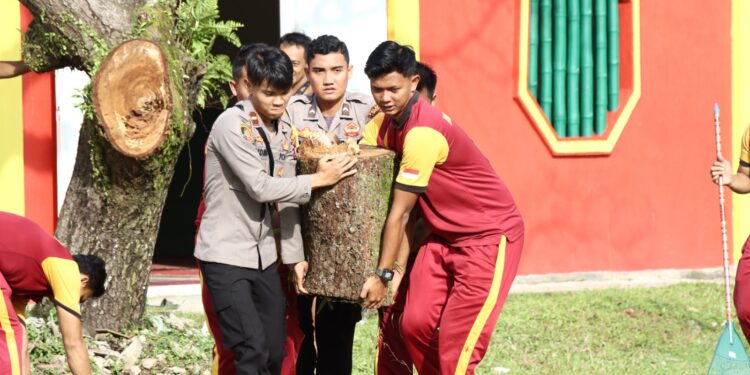 Peringati Hari Bhayangkara, Polres Lingga Bersihkan Tempat Ibadah