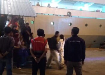 Berlabuh Jelang Fajar, KM Kelud Disambut Petugas di Pelabuhan Sri Bayintan Kijang