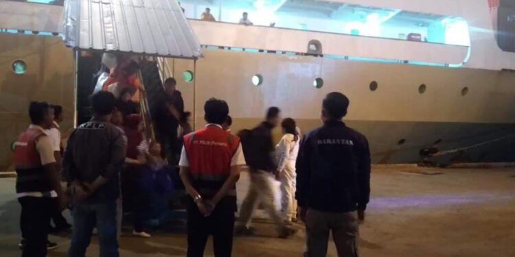 Berlabuh Jelang Fajar, KM Kelud Disambut Petugas di Pelabuhan Sri Bayintan Kijang