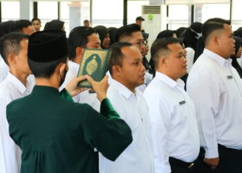 SK PPPK Nakes Diserahkan, Bupati Roby: Jika Minta Pindah, Saya Anggap Pengunduran Diri