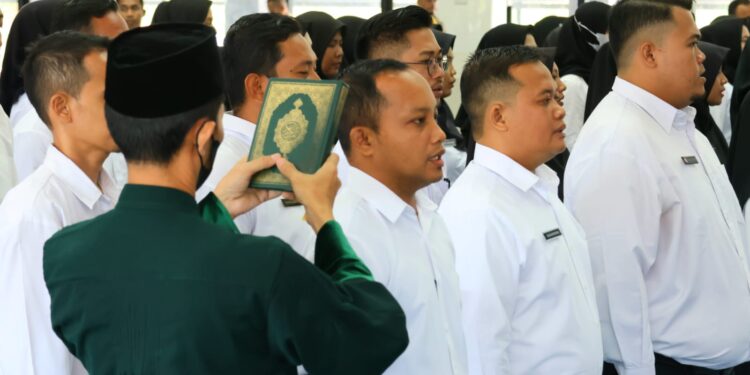 SK PPPK Nakes Diserahkan, Bupati Roby: Jika Minta Pindah, Saya Anggap Pengunduran Diri