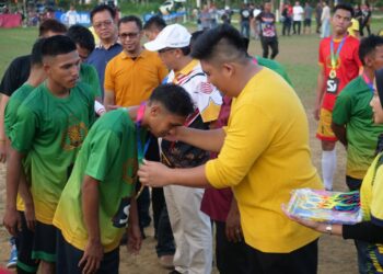 Bupati Roby Tutup Turnamen Sepak Bola Bintan Bukit Batu Cup V 2023