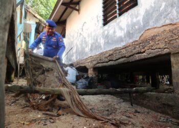 Satpolairud Gelar Baksos dan Bersih-bersih Pantai di Sei Enam Kijang