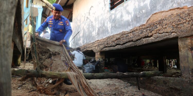 Satpolairud Gelar Baksos dan Bersih-bersih Pantai di Sei Enam Kijang