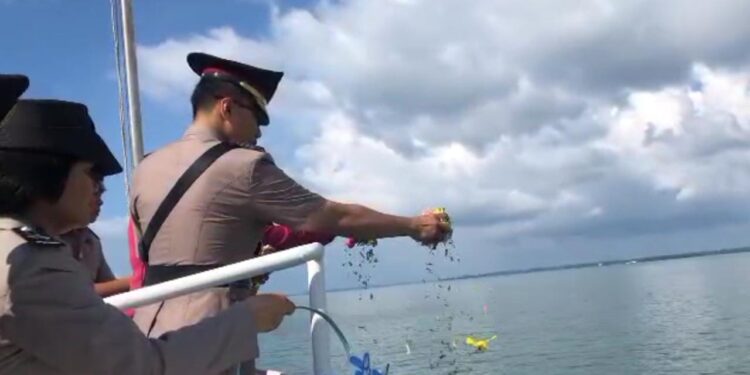 Sempena Hari Bhayangkara, Polres Bintan Tabur Bunga di Perairan Tanjung Uban