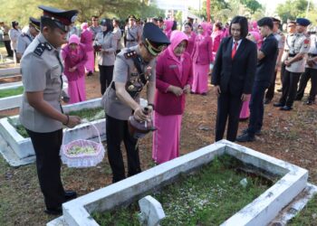 Sempena Hari Bhayangkara, Polres Bintan Ziarah di Makam Pahlawan Dwikora