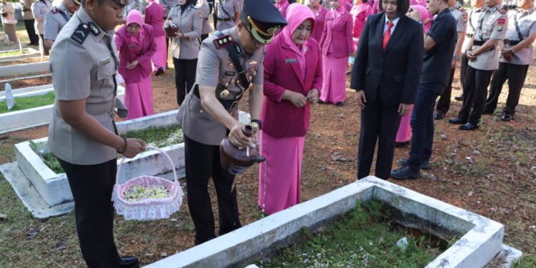 Sempena Hari Bhayangkara, Polres Bintan Ziarah di Makam Pahlawan Dwikora