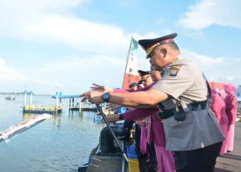Peringati Hari Bhayangkara, Kapolda Kepri Pimpin Upacara Tabur Bunga Di Laut Dalam Rangka