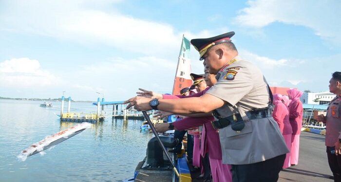 Peringati Hari Bhayangkara, Kapolda Kepri Pimpin Upacara Tabur Bunga Di Laut Dalam Rangka