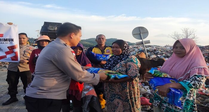 Gelar Bakti Sosial, Polres Karimun Bagikan Sembako ke Pemulung