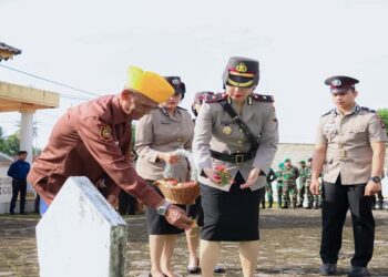 Sambut HUT Bhayangkara, Polres Karimun Laksanakan Ziarah Makam Pahlawan dan Tabur Bunga