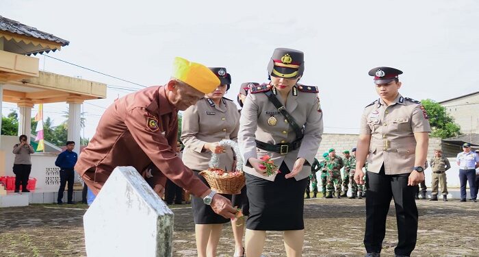 Sambut HUT Bhayangkara, Polres Karimun Laksanakan Ziarah Makam Pahlawan dan Tabur Bunga