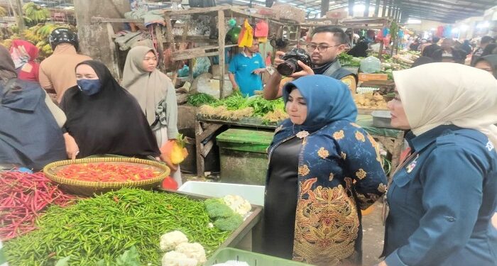 Jelang Iduladha, Wako Rahma Pantau Stok Dan Harga Bahan Pokok Di Pasar Bintan Center