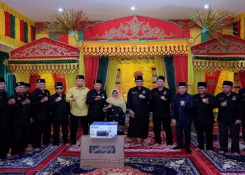 Wali Kota Rahma Menyerahkan Bantuan Hibah Komputer Ke Lembaga Adat Melayu