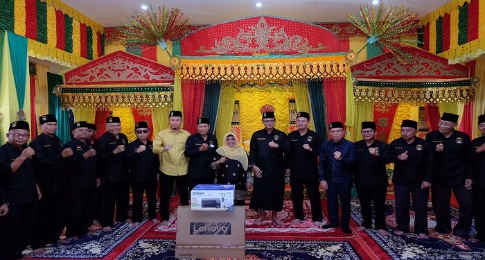 Wali Kota Rahma Menyerahkan Bantuan Hibah Komputer Ke Lembaga Adat Melayu