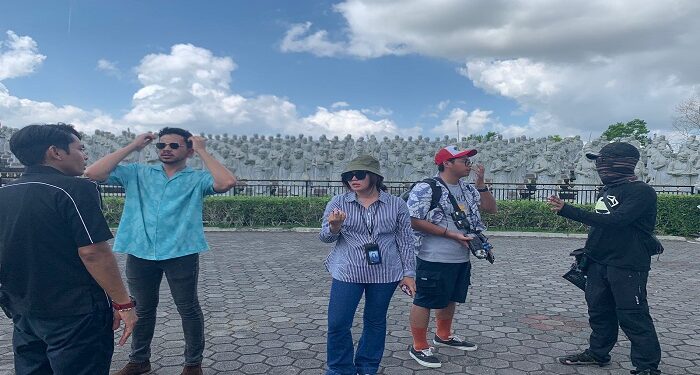 Wisatawan Kagum Dengan Keindahan Seni Di Vihara Patung Seribu