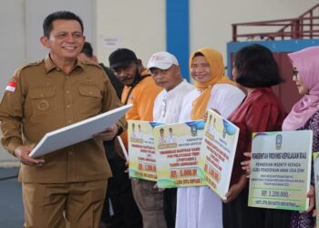 Ansar Serahkan Insentif dan Bantuan Hibah Senilai Rp62 Miliar di Kota Batam