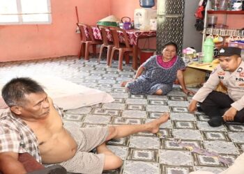 Jalin Solidaritas, Bhabinkamtibmas Menjenguk Wartawan Sakit