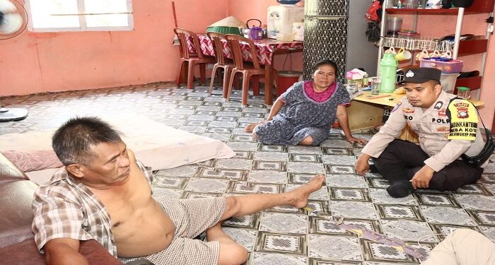 Jalin Solidaritas, Bhabinkamtibmas Menjenguk Wartawan Sakit