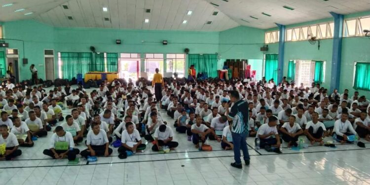 Petugas Lapas Narkotika Tanjungpinang Berikan Penyuluhan Bahaya Narkoba di SMK 3 Tanjungpinang