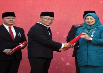 Gubernur Ansar dan Dewi Ansar Terima Penghargaan Manggala Karya Kencana Tahun 2023