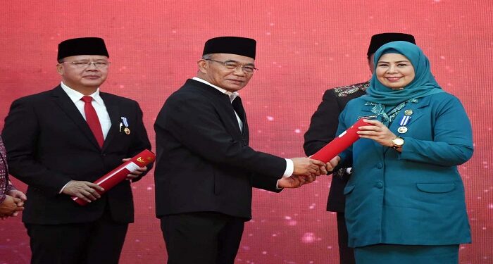Gubernur Ansar dan Dewi Ansar Terima Penghargaan Manggala Karya Kencana Tahun 2023