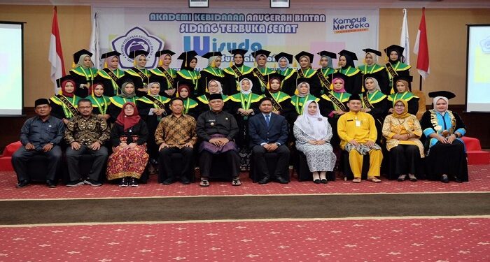 Hadiri Wisuda Akbid Anugerah Bintan, Wawako Sampaikan Pesan Kepada Wisudawati