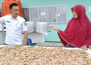 Ratusan Kilogram Kerupuk Ikan Sei Lekop Dipasarkan Hingga Malaysia dan Singapura