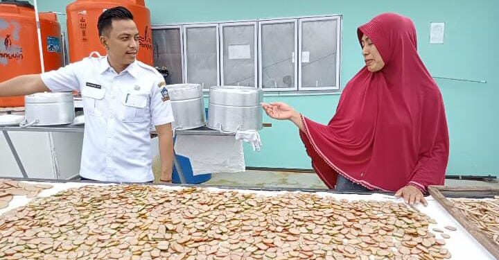 Ratusan Kilogram Kerupuk Ikan Sei Lekop Dipasarkan Hingga Malaysia dan Singapura