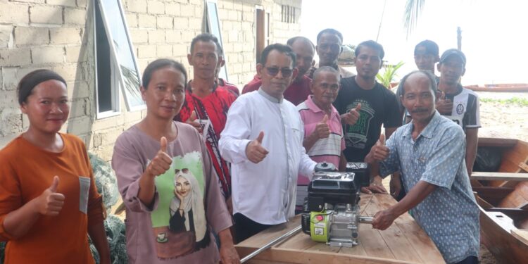 Bang No Salurkan Bantuan Sampan dan Mesin Kepada Kelompok Nelayan di Kundur