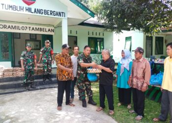 Koramil 07/Tambelan Salurkan Sembako, Danramil Aswandi: Sasaran Lansia dan Warga Kurang Mampu