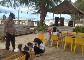 Wekeend Akhir Pekan, Personel Polsek Gunung Kijang Berikan Himbauan di Pantai