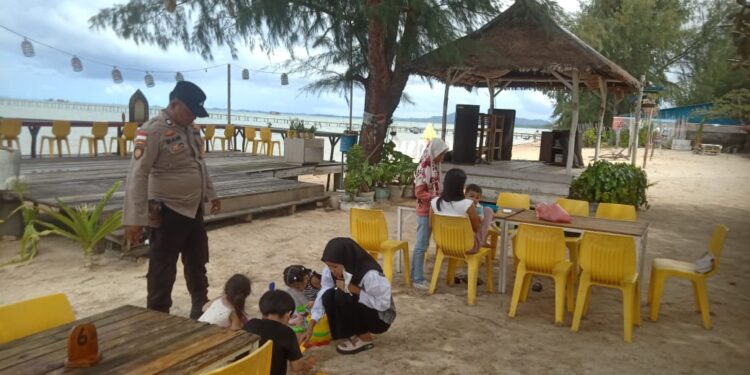 Wekeend Akhir Pekan, Personel Polsek Gunung Kijang Berikan Himbauan di Pantai