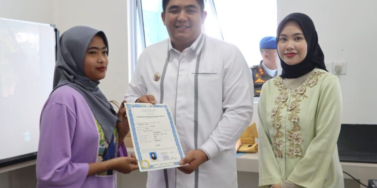 191 Orang Terima Ijazah Paket, Bupati Roby Harap Bisa Tingkatkan Taraf Hidup