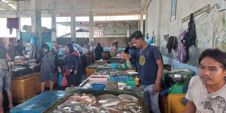 Harga Ikan di Pasar Barek Motor Kijang Stabil
