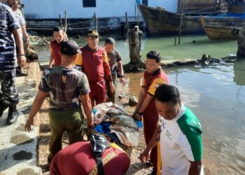 Peduli Lingkungan, Polsek Bintim Bersama Masyarakat Bersih-bersih di Pasar dan Pesisir Pantai