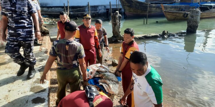 Peduli Lingkungan, Polsek Bintim Bersama Masyarakat Bersih-bersih di Pasar dan Pesisir Pantai