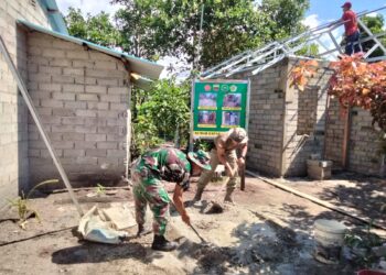 Anggota Satgas TMMD Bersama Warga Kompak Kerjakan RLTH di Pulau Buru Karimun