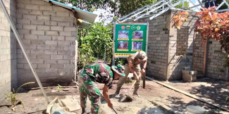Anggota Satgas TMMD Bersama Warga Kompak Kerjakan RLTH di Pulau Buru Karimun