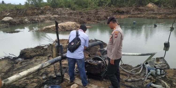 Polisi Pasang Police Line Ditiga  Tempat Tambang Pasir Diduga Ilegal