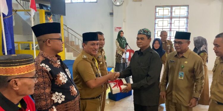 Kesbangpol Lingga Bagikan 3000 Bendera Merah Putih