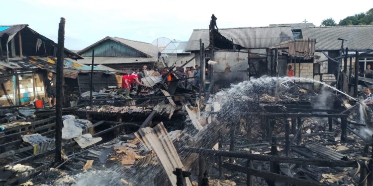 11 Rumah Terbakar di Tambelan, Bupati Roby Perintahkan Personil Turun Evakuasi