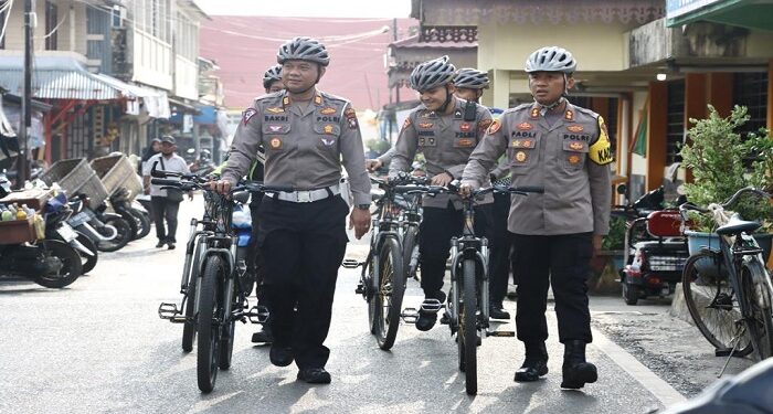 Kapolres Lingga Pimpin Patroli Sepeda Cegah Gangguan Kamtibmas dan Jalin Keakraban dengan Masyarakat